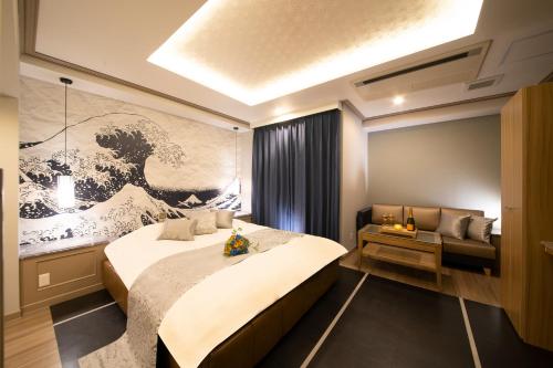Habitación de hotel con cama y sofá en ホテル Tiger & Dragon 男塾ホテルグループ en Gifu