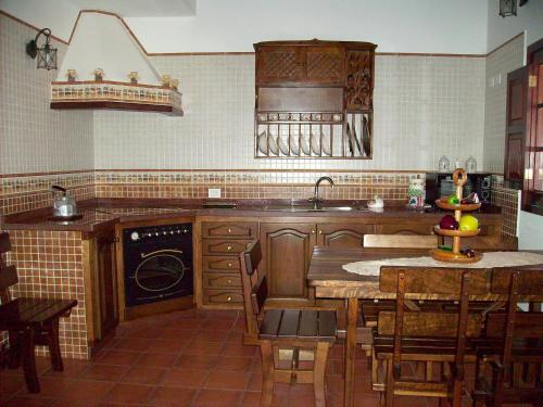 een keuken met houten kasten en een fornuis met oven bij Casa rural Antonio García in Frontera