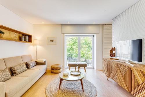 Wood Premium Downtown Apartment by DA'HOME