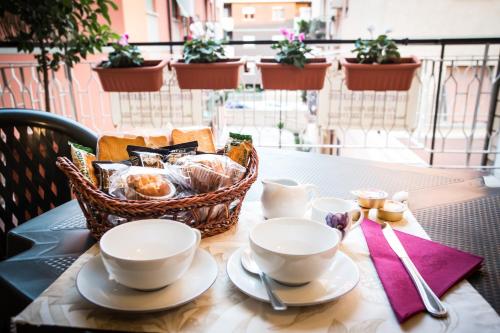 una mesa con dos tazas y una cesta de comida en B&B Villa Adriana, en Tívoli