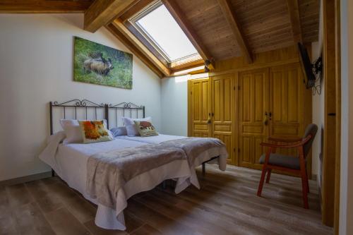 1 dormitorio con 1 cama, 1 silla y 1 ventana en Casa Áurea Boya, en Boya