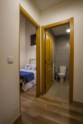 a bedroom with a bed and a bathroom with a toilet at Casa Áurea Boya in Boya
