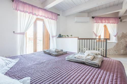 1 dormitorio con 1 cama grande y ventana grande en Casa Francesca, en Castiglione di Sicilia