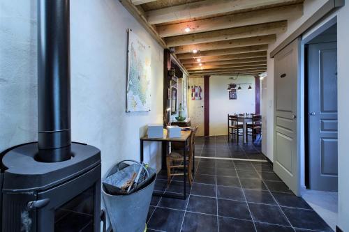 Cette chambre dispose d'une cuisinière et d'une table avec des chaises. dans l'établissement Le Chai de Mario, à Sadirac