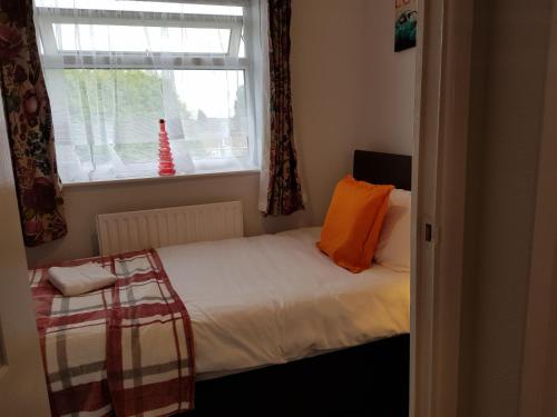 Een bed of bedden in een kamer bij Penllech House - Huku Kwetu Notts - 3 Bedroom Spacious Lovely and Cosy with a Free Parking- Affordable and Suitable to Group Business Travellers