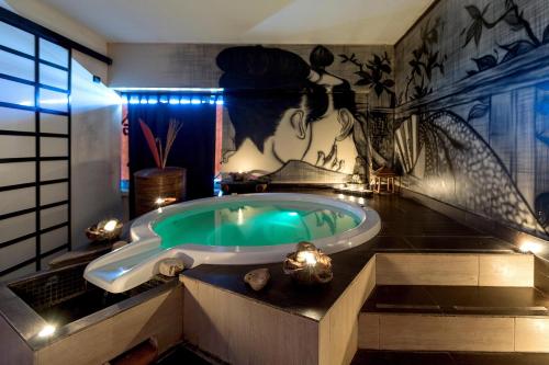 un ampio bagno con vasca e acqua verde di Silver Hotel a Matino