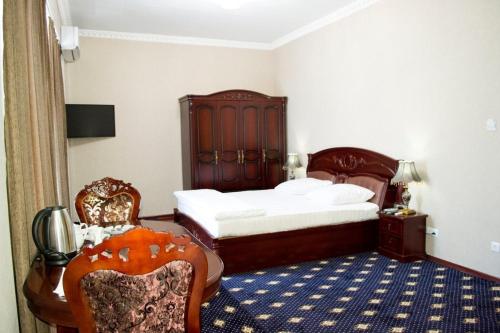 Llit o llits en una habitació de Bokhtariyon Hotel