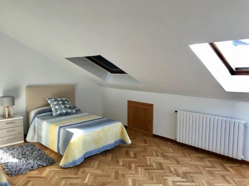 Letto o letti in una camera di VUT-OR-182 Atico Emilia Pardo Bazán