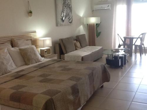 Ένα ή περισσότερα κρεβάτια σε δωμάτιο στο Studio 03 vue mer Orient Bay