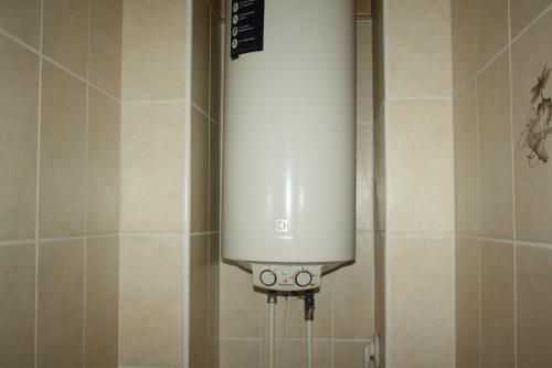 einem Wassertank in der Ecke eines Badezimmers in der Unterkunft Элитная Люкс квартира с видом на реку Иртыш! in Pawlodar