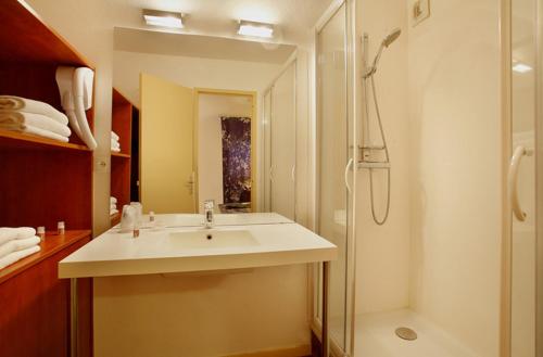 Un baño de Hôtel Novalis Quimperlé