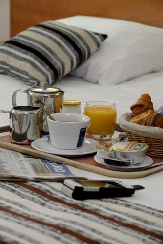 bandeja con desayuno en la cama en Hôtel Novalis Quimperlé, en Quimperlé