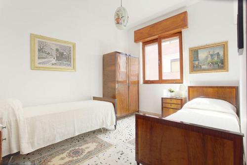 1 dormitorio con 2 camas y ventana en App.ti Scala Dei Turchi Tetide, en Porto Empedocle