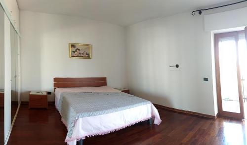 Llit o llits en una habitació de Cozy Open Space in Via Castel del Monte