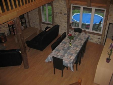 - une salle à manger avec une table et des chaises dans l'établissement Gite Clara, à Bassignac-le-Haut