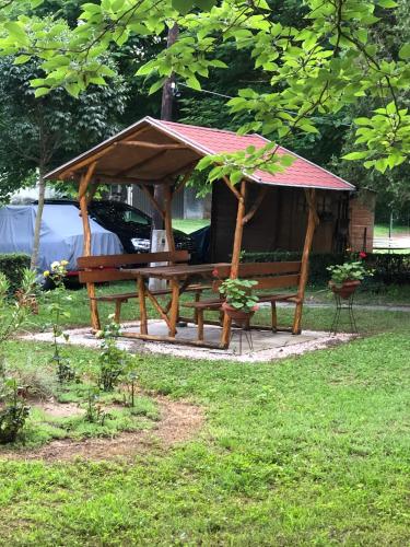 "ハルカーニャ"にあるRelax Szófia Apartmanの公園内のピクニックテーブル