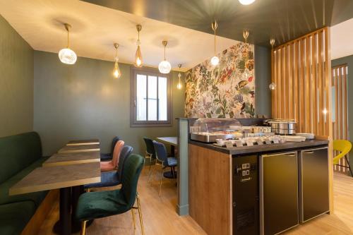 Una cocina o kitchenette en LOGIS Hôtel 15 Montparnasse