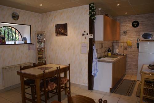 Il comprend une cuisine équipée d'une petite table et d'un réfrigérateur. dans l'établissement Chambres d'Hôtes Domaine d'Augy, à Farges-en-Septaine