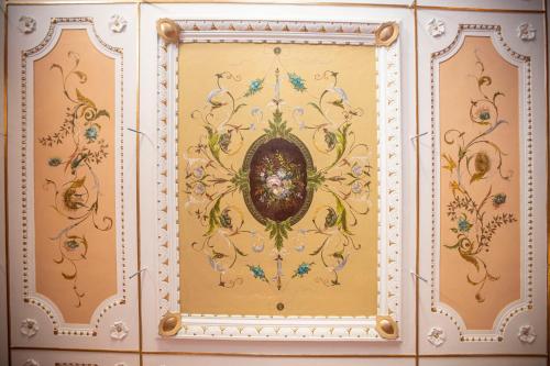 a wall with a painting of flowers on it at DIMORA LE PIETRE DEL MARE in Pizzo