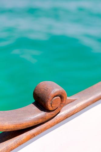 a wooden handle on the side of a boat at Mulubinba SeaHouse in Olhão
