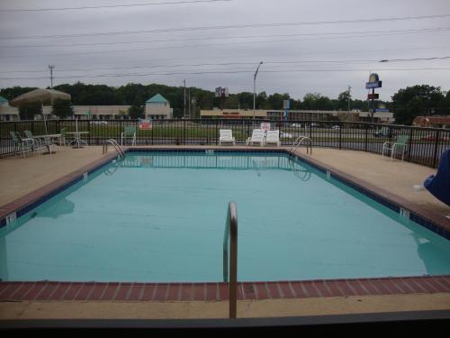 a large swimming pool at a resort at Econo Lodge Inn & Suites Jackson Northwest in Jackson
