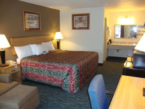 Tempat tidur dalam kamar di Econo Lodge Inn and Suites - Jackson