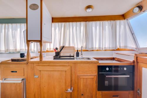 a kitchen with a sink and a stove at Mulubinba SeaHouse in Olhão