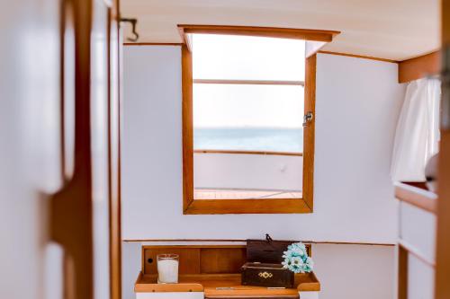 a view of a window in a room with a table at Mulubinba SeaHouse in Olhão