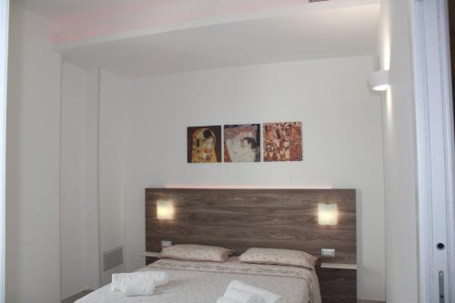 サンタ・マリア・アル・バーニョにあるLa Casa di Chiaraのベッドルーム1室(木製ヘッドボード付きのベッド1台付)