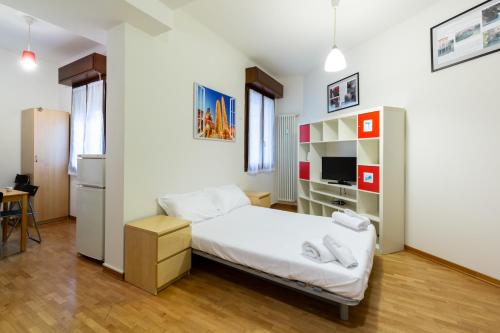 ein kleines Schlafzimmer mit einem Bett und einem Schreibtisch in der Unterkunft I canali di Bologna in Bologna