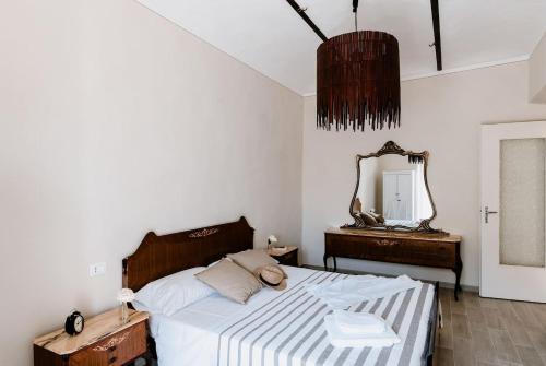 ein Schlafzimmer mit einem großen Bett und einem Spiegel in der Unterkunft La Quiete del Roero - Casa Vacanze nel verde in Monticello d'Alba
