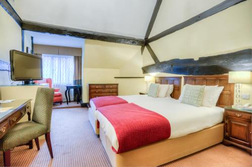 Un pat sau paturi într-o cameră la Mercure Stratford Upon Avon Shakespeare Hotel