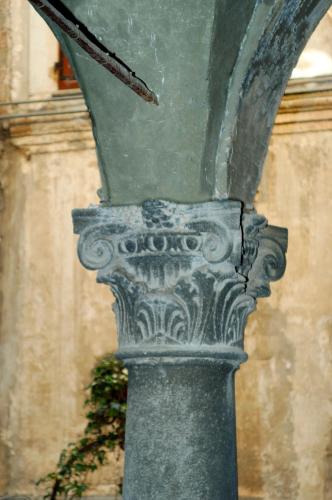 a statue of a column in front of a building at Bed and Breakfast Torre Polidori in Orvieto