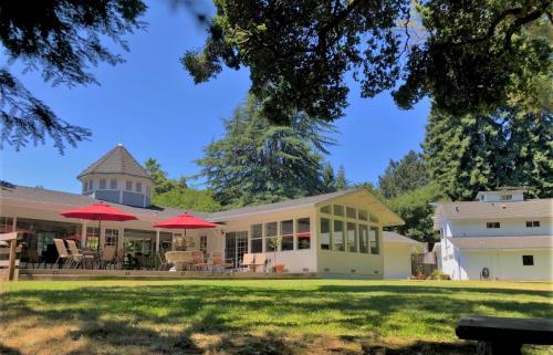 une maison avec des parasols rouges sur une pelouse dans l'établissement Stahlecker House Inn, à Napa