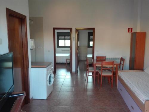 um quarto com uma cozinha e uma sala de jantar com uma mesa em turismo rural del somontano (Alquiler de apartamentos) em Salas Bajas