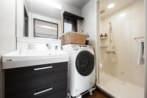 a bathroom with a washing machine and a sink at 宿坊 正伝寺 Temple hotel Shoden-ji in Tokyo