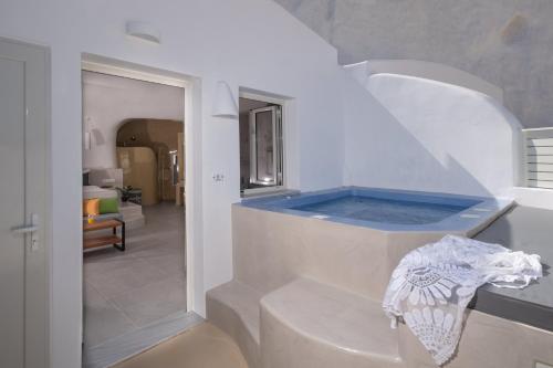 a bathroom with a swimming pool in a house at Santoterra Antigua Suites in Karterados
