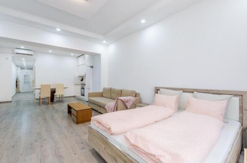 um quarto com uma cama e uma sala de estar em House4us.Central Budapest.Luxury Apartment. Deák Ferenc Ter em Budapeste