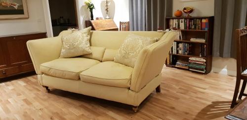 - un canapé blanc avec des oreillers dans le salon dans l'établissement 138a Old Star & Garter, à Ludlow