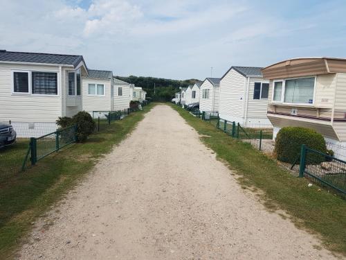 een onverharde weg met huizen op rij bij Seacottage Blankenberge - Wenduine in De Haan