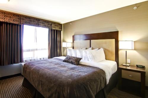 Canalta Hotel Assiniboiaにあるベッド