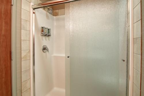 Canalta Hotel Assiniboiaにあるバスルーム