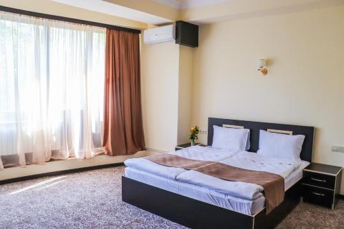 Säng eller sängar i ett rum på Yerevan Centre Hotel