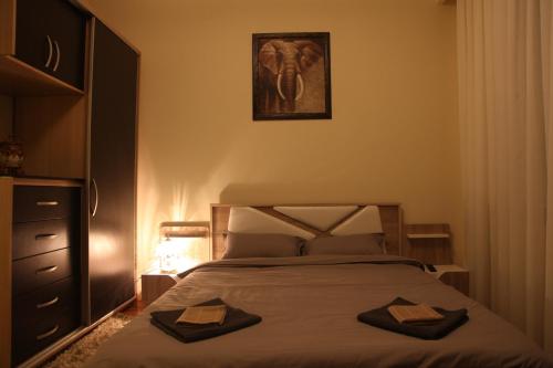 ein Schlafzimmer mit einem Bett mit zwei Handtüchern darauf in der Unterkunft Apartment No 5 in Pristina