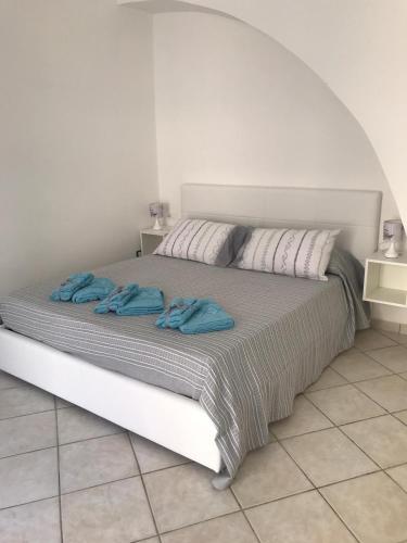 a bed with two blue towels on it in a room at Corso Garibaldi 22 apartment in Paola