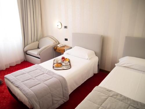Un pat sau paturi într-o cameră la Hotel Tessarin