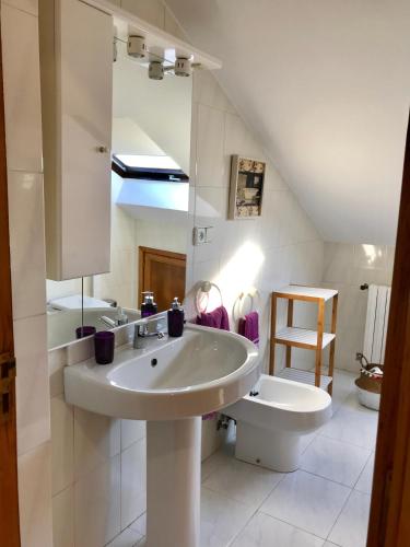 un bagno con lavandino e WC di VUT-OR-182 Atico Emilia Pardo Bazán ad Allariz