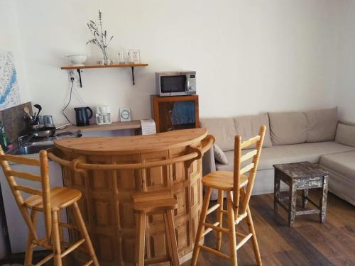 uma sala de estar com uma mesa e cadeiras e um sofá em BalatUniversum Apartmanhouse em Révfülöp