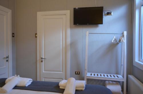 a bedroom with a bed and a television on the wall at Hostal Boutique Puerta Roja in Punta Arenas