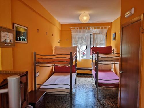 Двухъярусная кровать или двухъярусные кровати в номере Albergue Por Fin